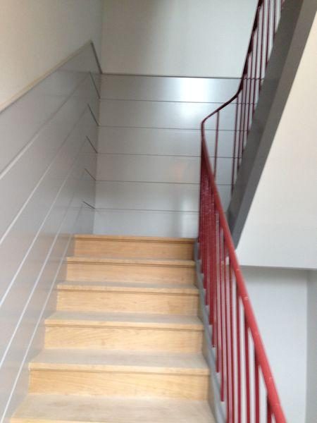 Escalier ancien après rénovation, marches bois et garde-corps repeint