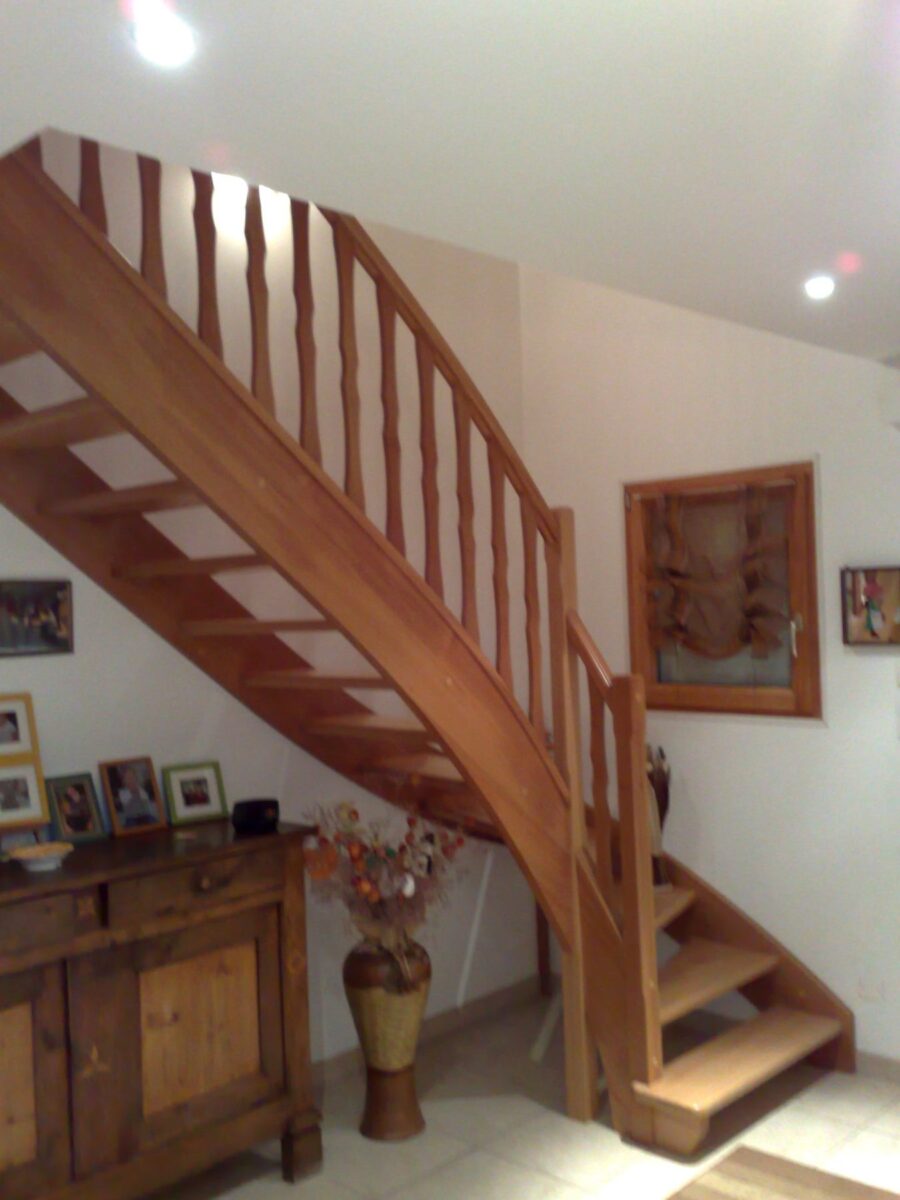 Escalier classique en bois à balustres chantournées — vue 1