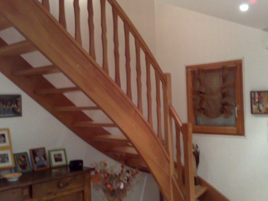 Escalier classique en bois à balustres chantournées — vue 1