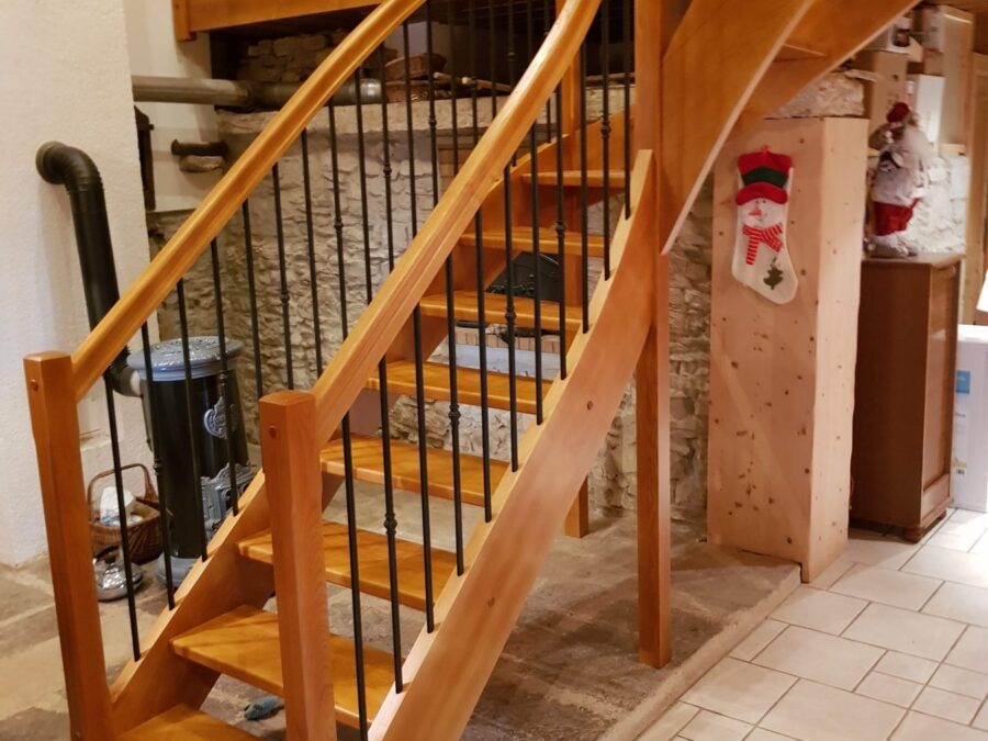 Escalier débillardé en bois avec balustres en fer de 16 peintes — vue 1
