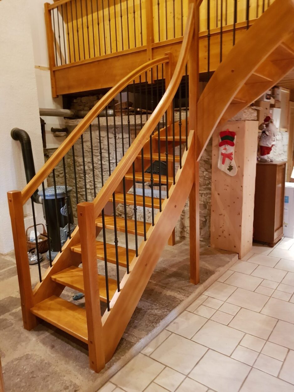 Escalier débillardé en bois avec balustres en fer de 16 peintes — vue 1