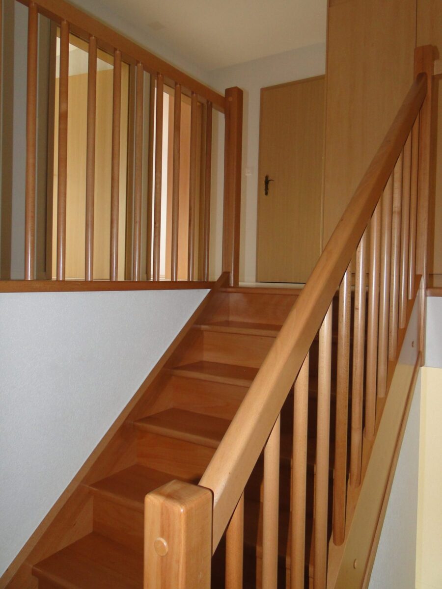 Escalier en bois à balustres rondes de diamètre 30 — vue 1