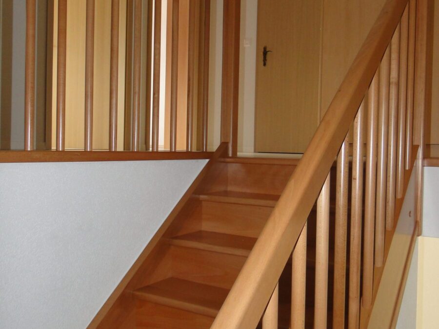 Escalier en bois à balustres rondes de diamètre 30 — vue 1