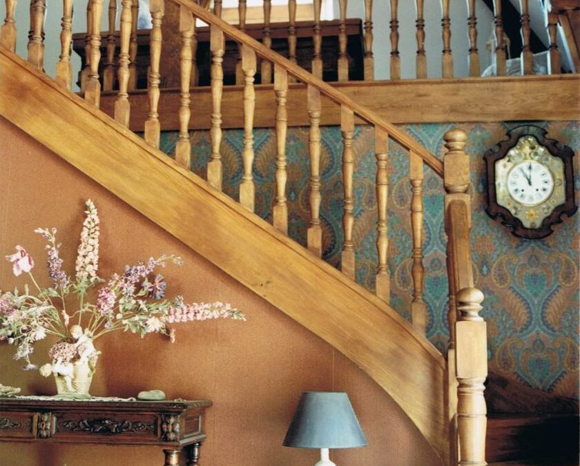 Escalier classique en bois à balustres tournées — vue 1