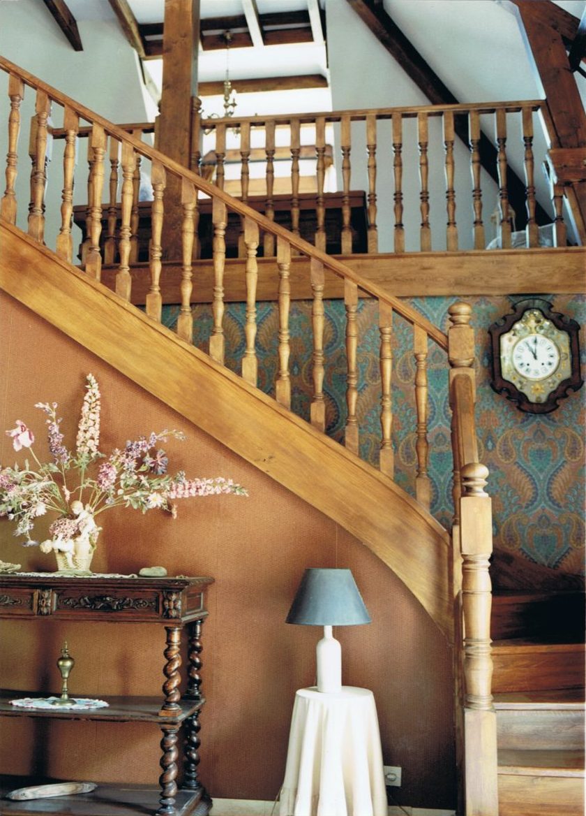 Escalier classique en bois à balustres tournées — vue 1