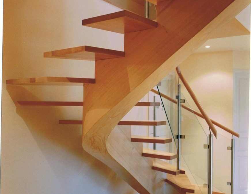 Escalier à crémaillère centrale en lamellé-collé — vue 1