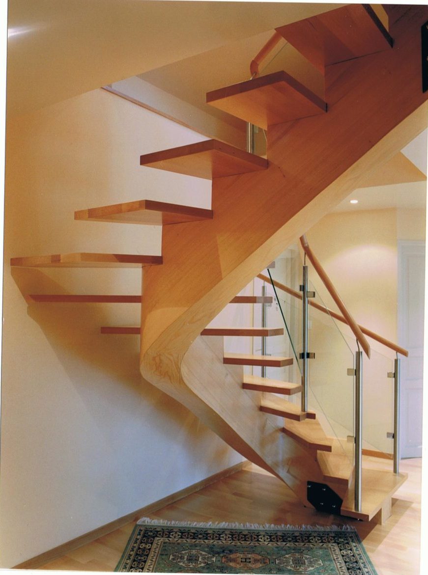 Escalier à crémaillère centrale en lamellé-collé — vue 1