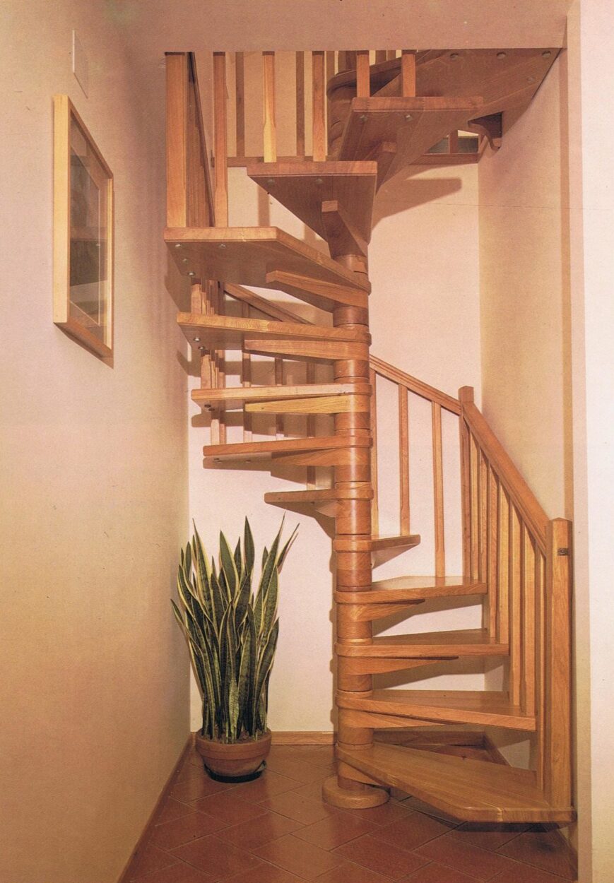 Escalier hélicoïdal en bois massif — vue 1