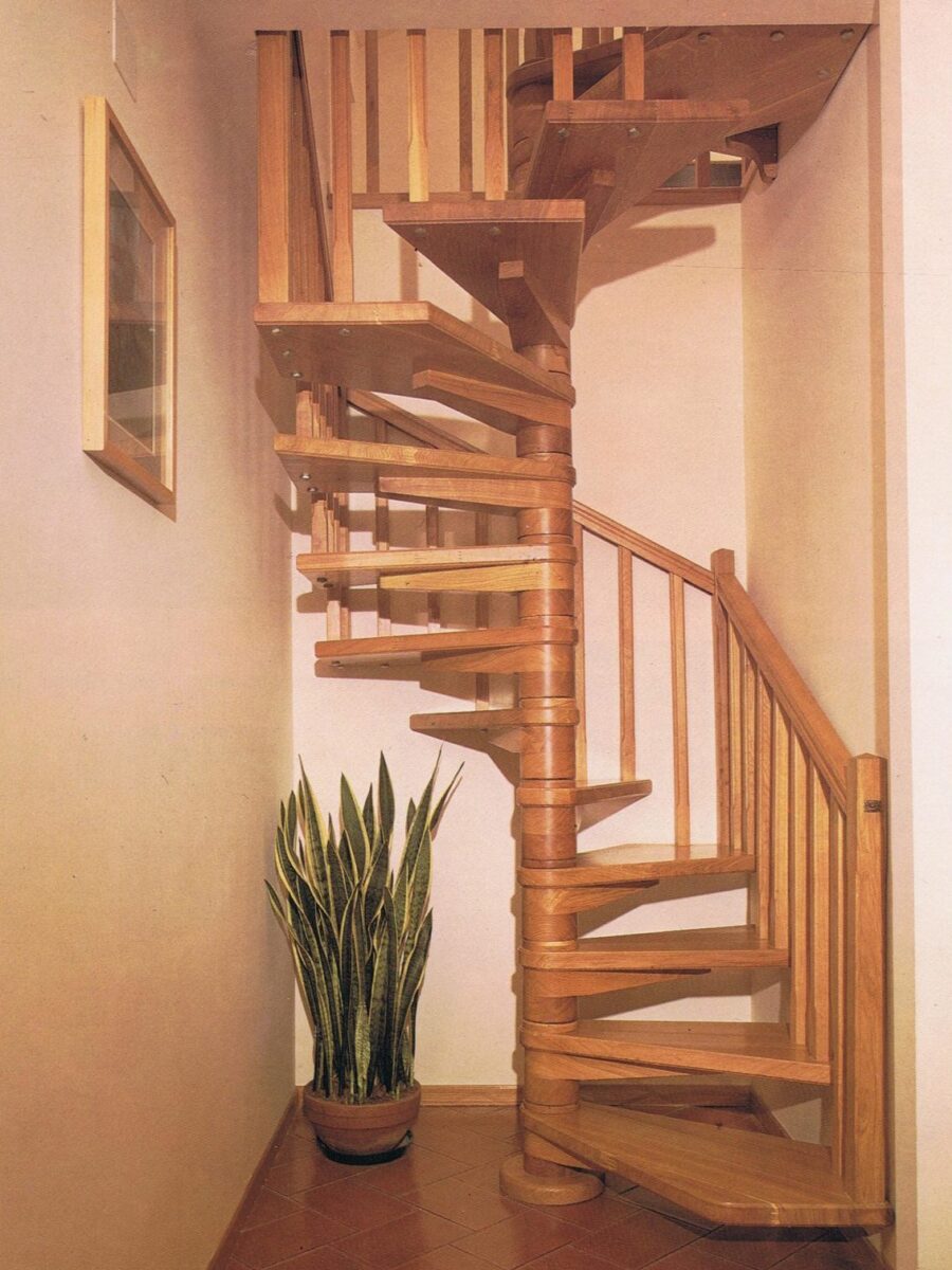 Escalier hélicoïdal en bois massif — vue 1