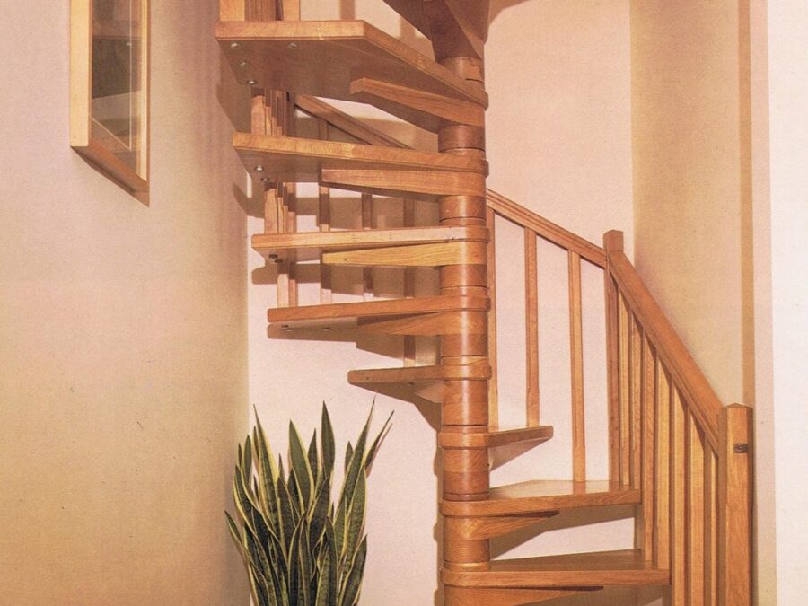 Escalier hélicoïdal en bois massif — vue 1
