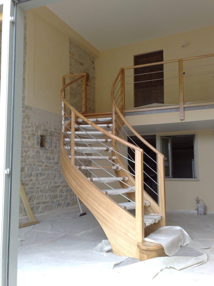 Escalier courbe à limon lamellé-collé — vue 1