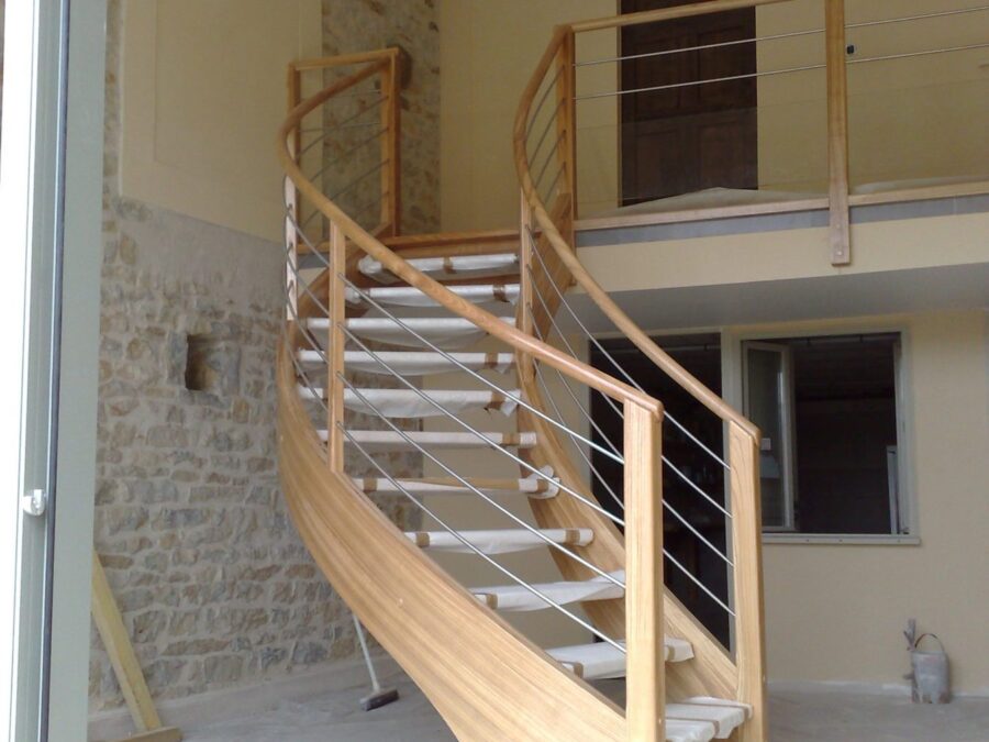 Escalier courbe à limon lamellé-collé — vue 1