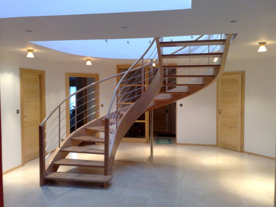 Escalier courbe à limon lamellé-collé — vue 2