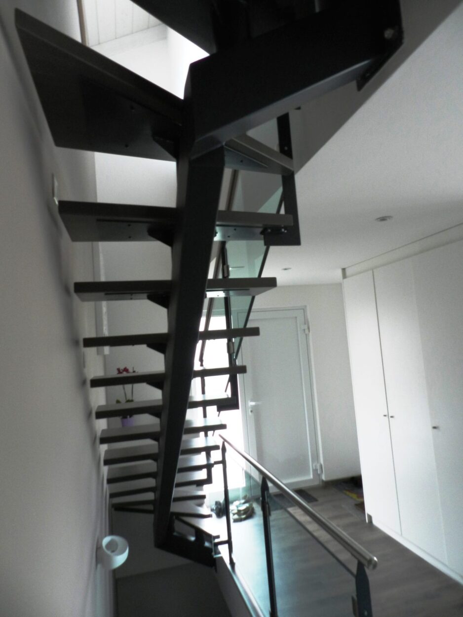 Escalier contemporain à limon métallique, marches bois et garde-corps en verre — vue 1