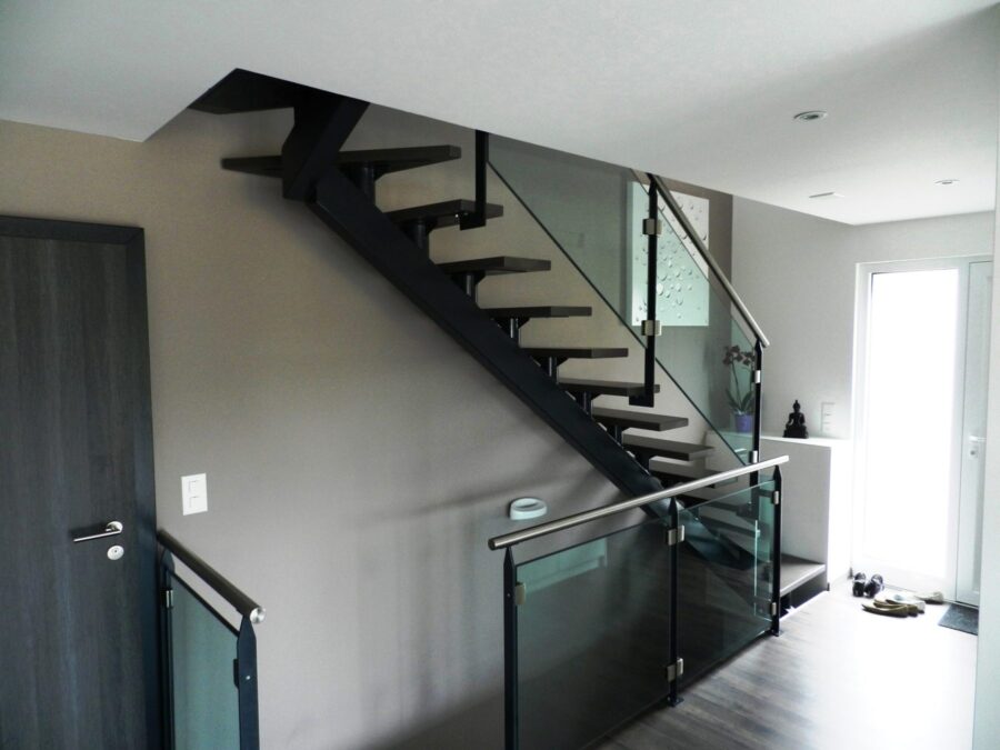 Escalier contemporain à limon métallique, marches bois et garde-corps en verre — vue 2