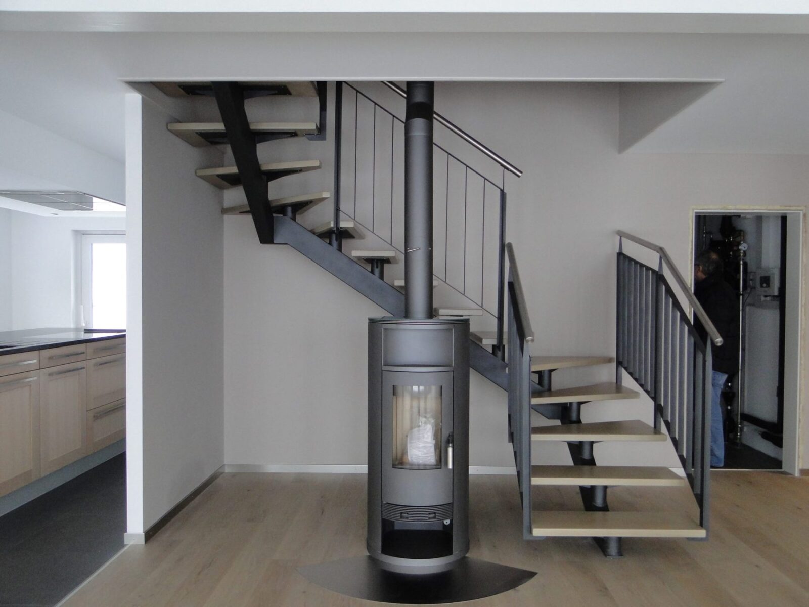 Escalier contemporain à limon métallique, marches bois et garde-corps en verre — vue 5