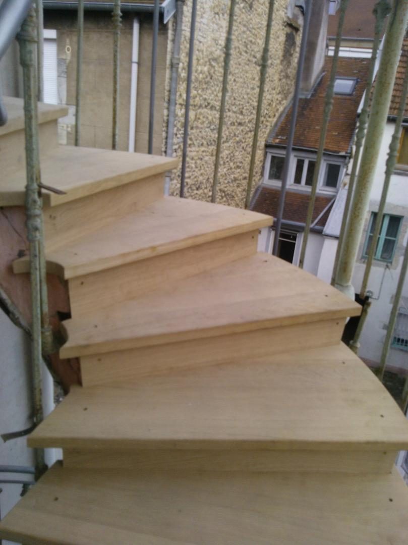 Escalier ancien restauré avec de nouvelles marches en bois