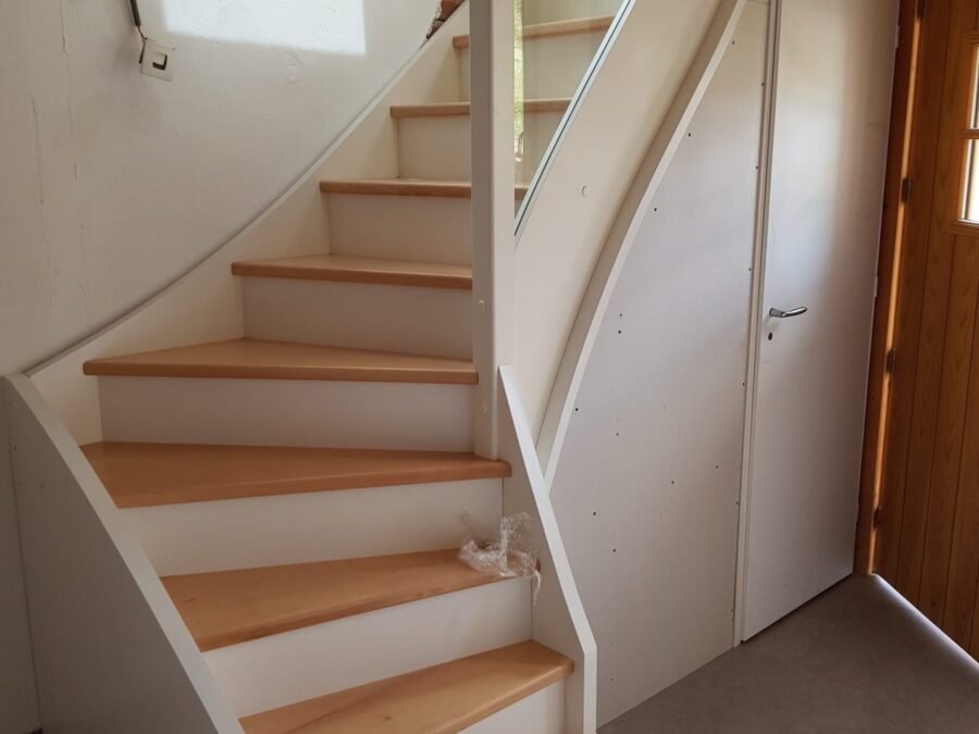 Garde-corps bois et verre sur escalier et mezzanine — vue 1