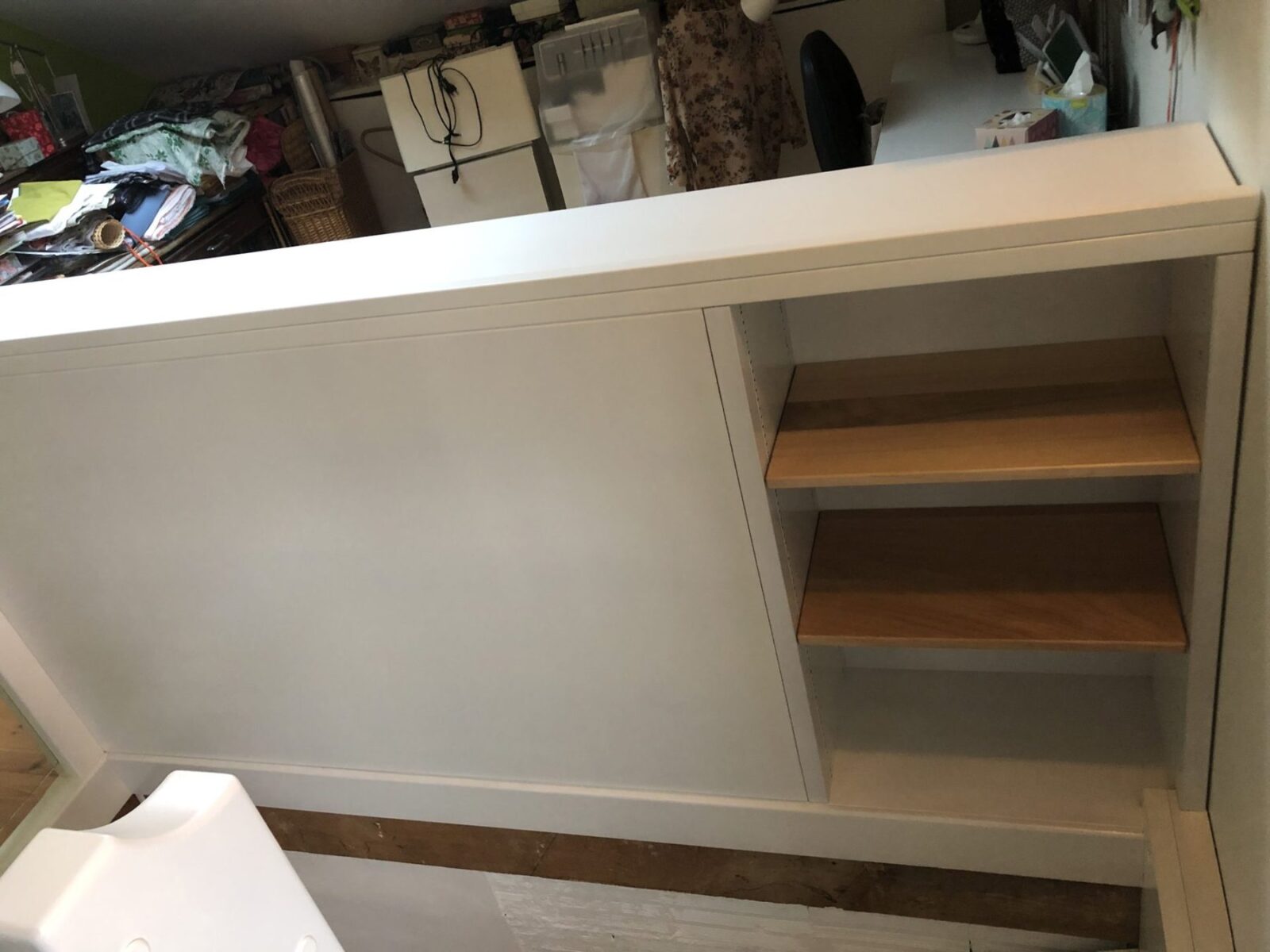 Bibliothèque sur mesure laquée blanc avec niches en bois