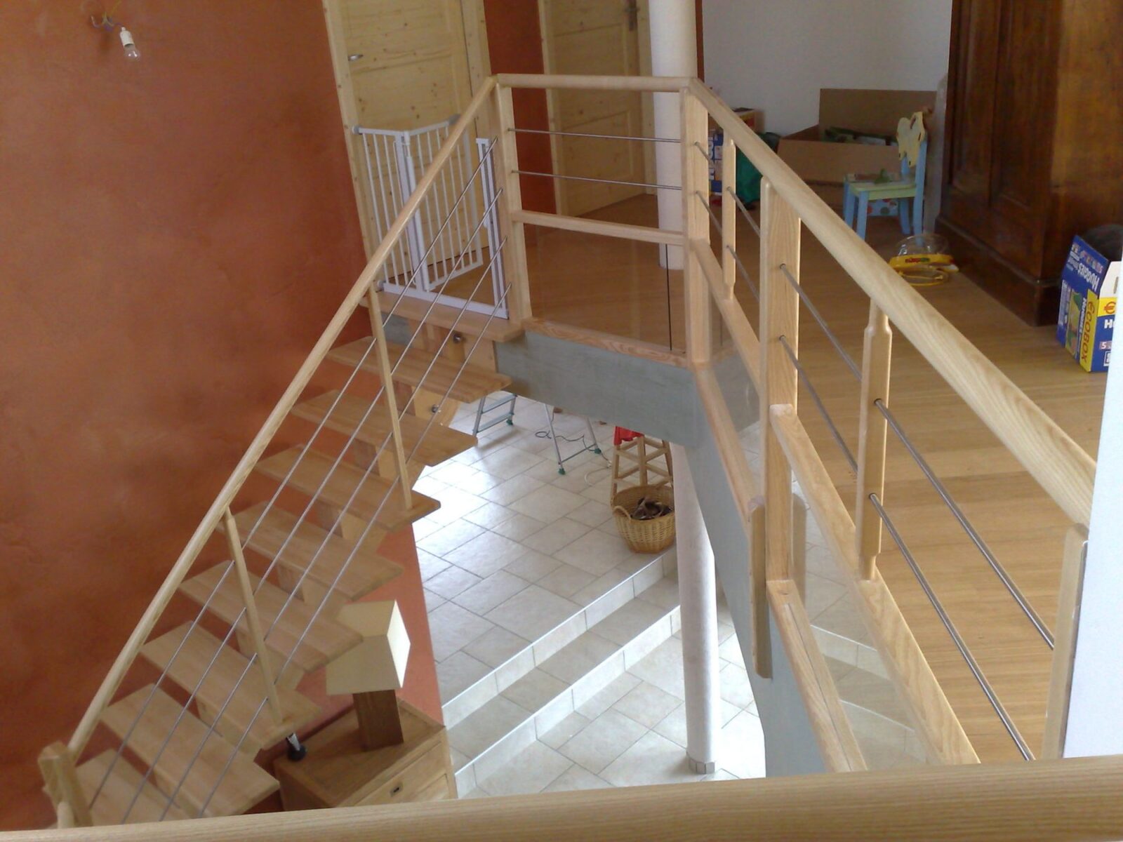 Escalier à crémaillère centrale et garde-corps inox sur une mezzanine