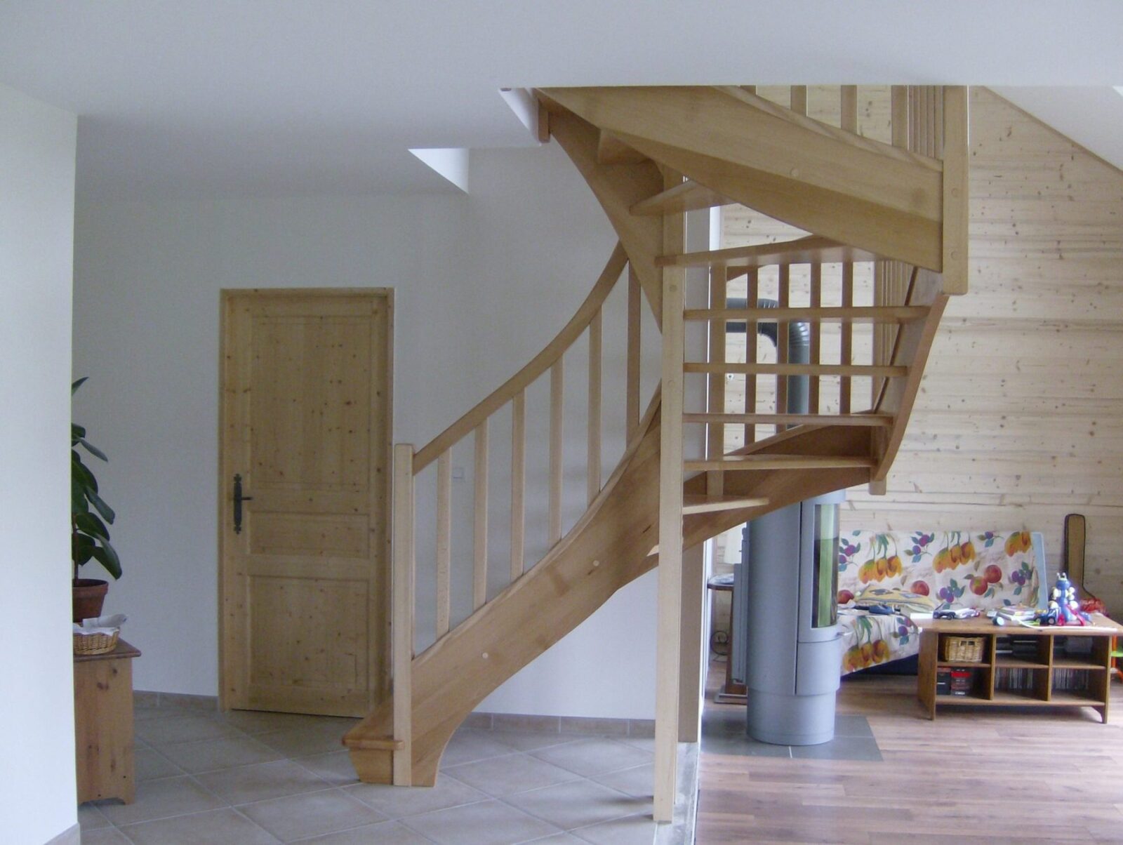 Escalier bois hélicoïdal et porte intérieure en bois massif