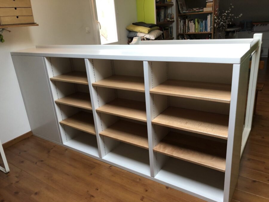 Meuble bibliothèque sur mesure blanc et bois
