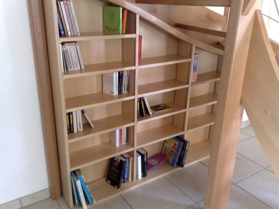Étagères sur mesure aménagées sous un escalier