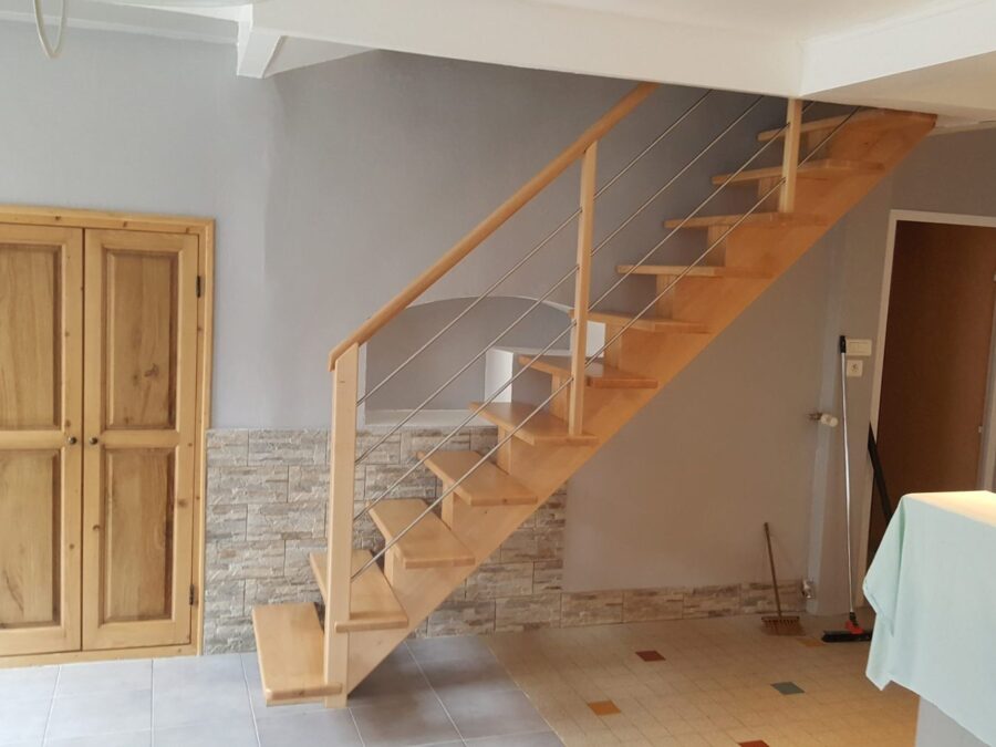 Double porte intérieure en bois massif et escalier à crémaillère centrale